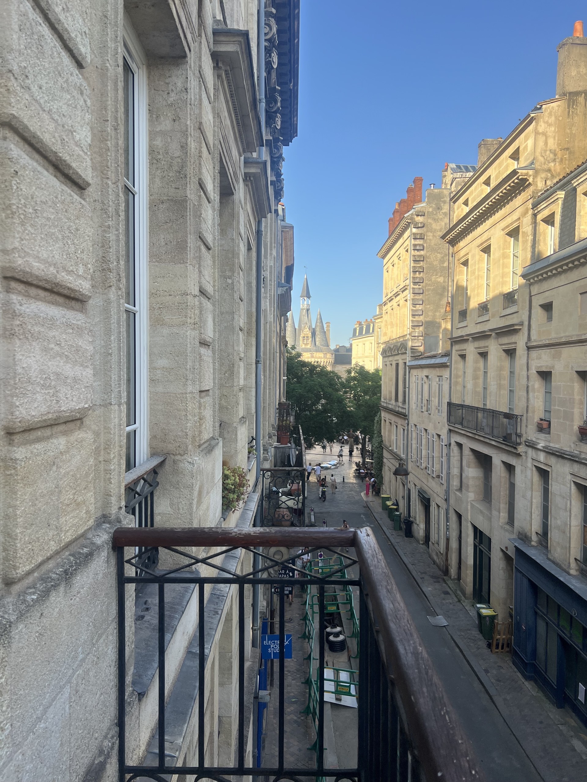 Vue sur la Porte Cailhau depuis notre balcon filant aux bureaux Habeo Bordeaux